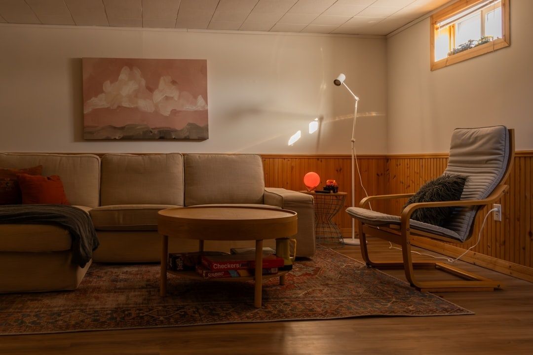 Vardagsrum med varmt solljus på en ljus vägg och träpanel