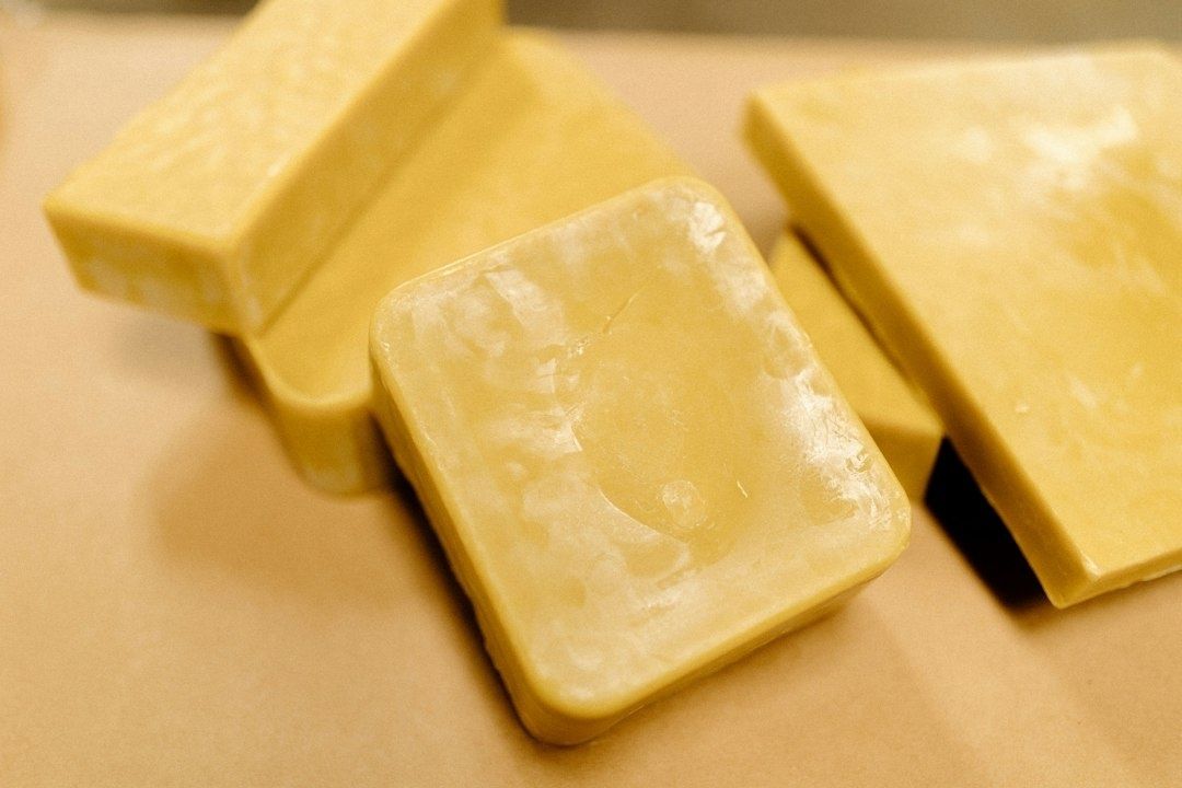 Gula bivaxkakor ligger staplade på ett ljust underlag